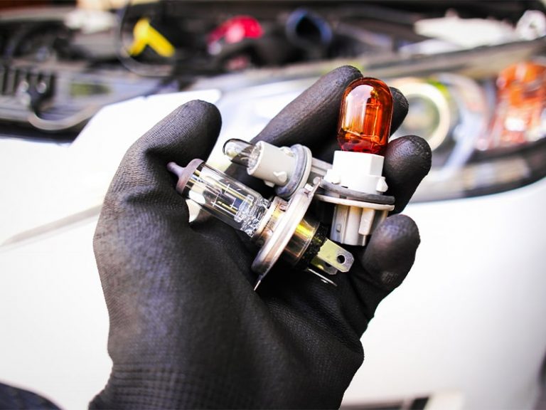 Remplacement ampoules pour révision auto au garage de la Sauve entre Créon et Targon