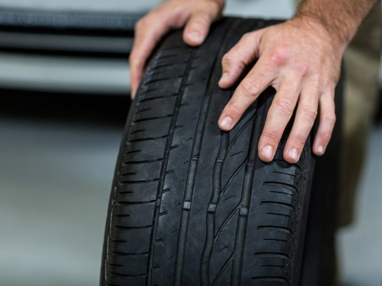 Remplacement pneus usés pour révision auto au garage de la Sauve entre Créon et Targon